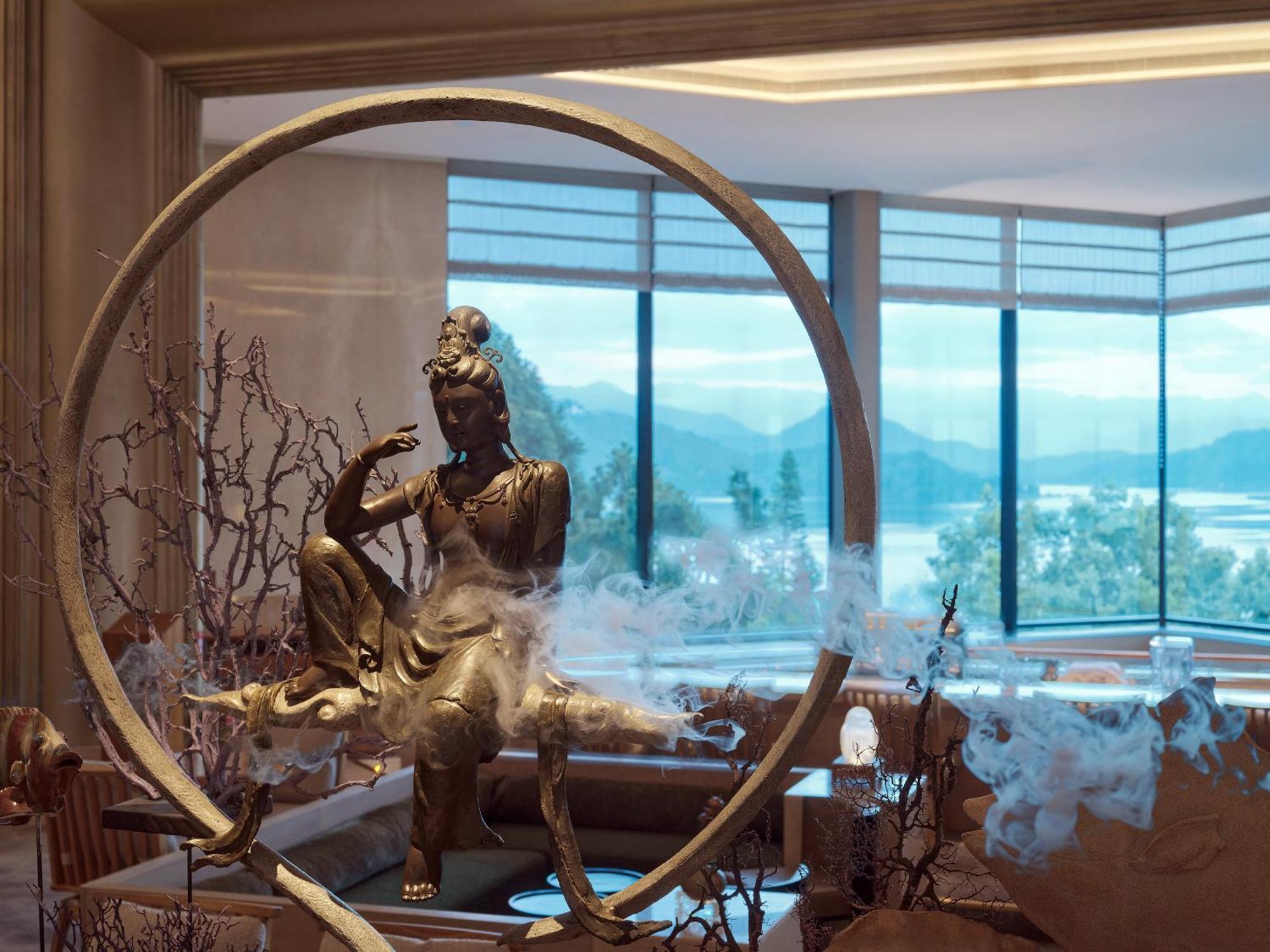 Fleur De Chine Hotel Yuchi Exteriör bild The statue of the Buddha in the lobby of the hotel