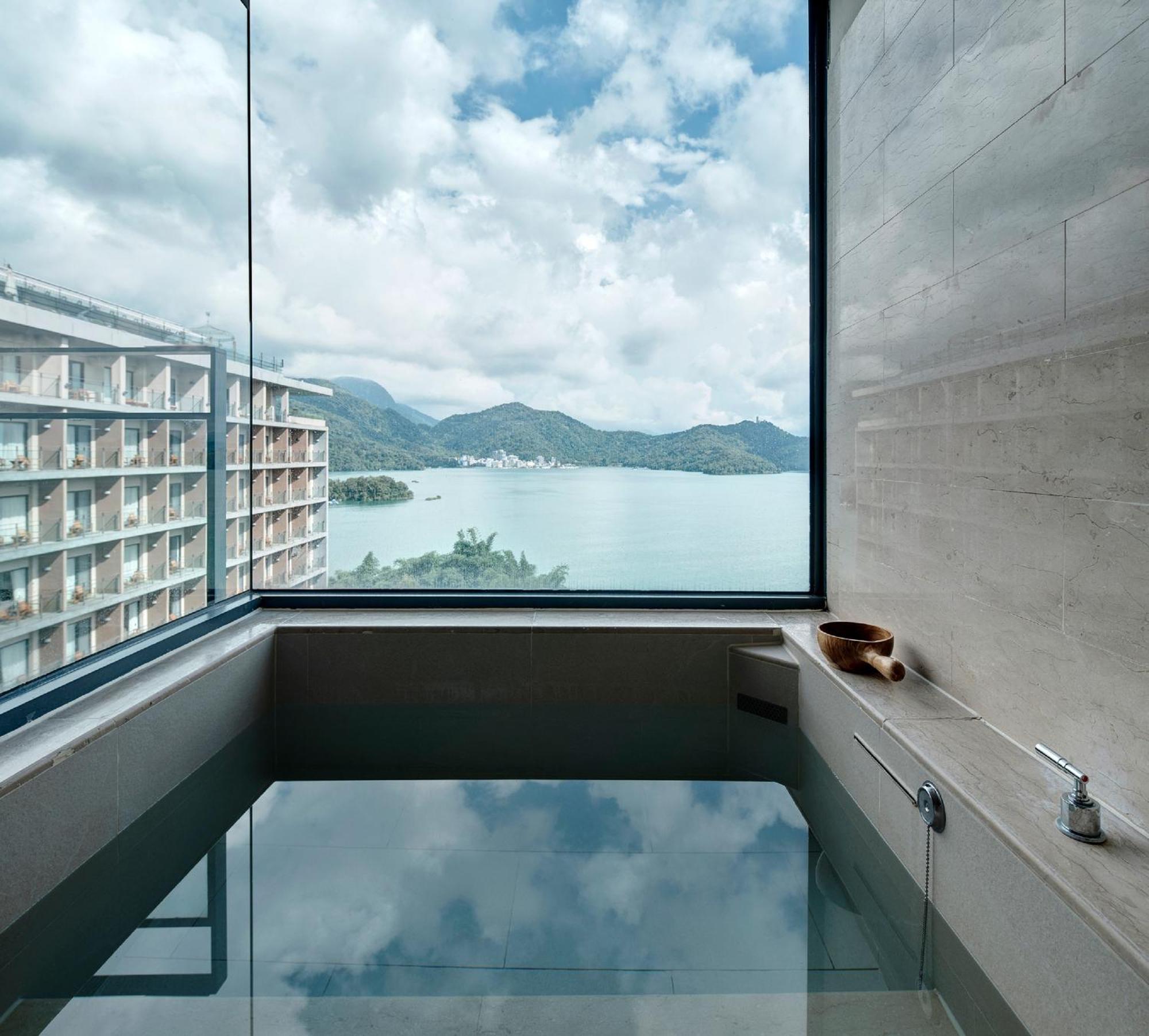 Fleur De Chine Hotel Yuchi Rum bild View from the bathroom