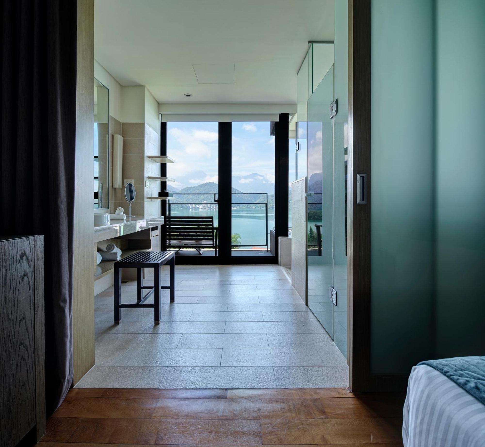 Fleur De Chine Hotel Yuchi Rum bild A guest room at The Mira Hong Kong