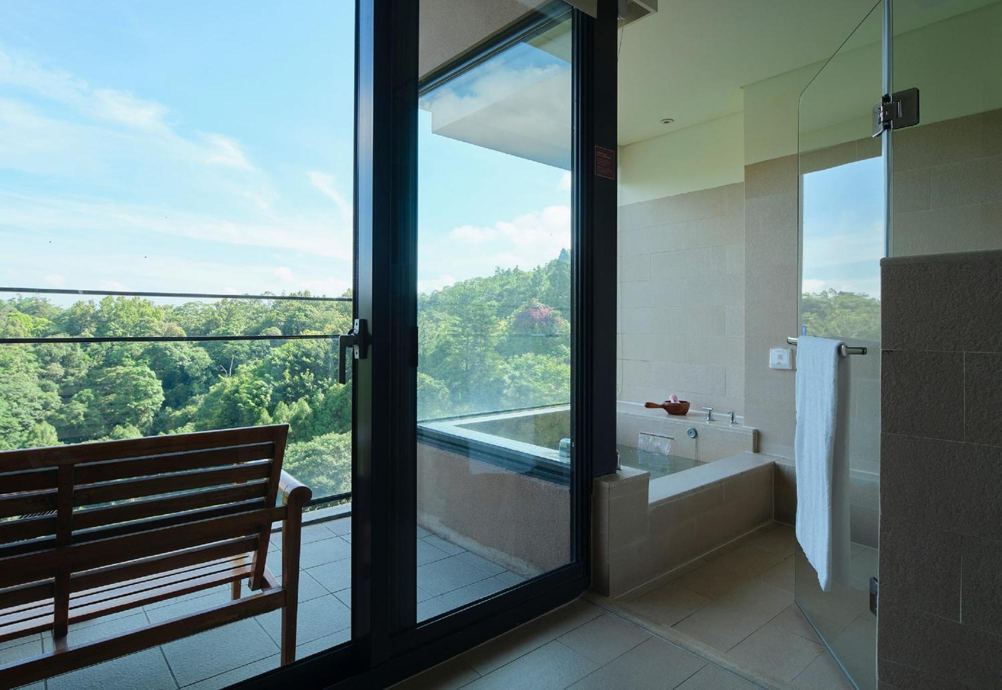 Fleur De Chine Hotel Yuchi Rum bild A modern Japanese bathroom with a view of Mount Fuji