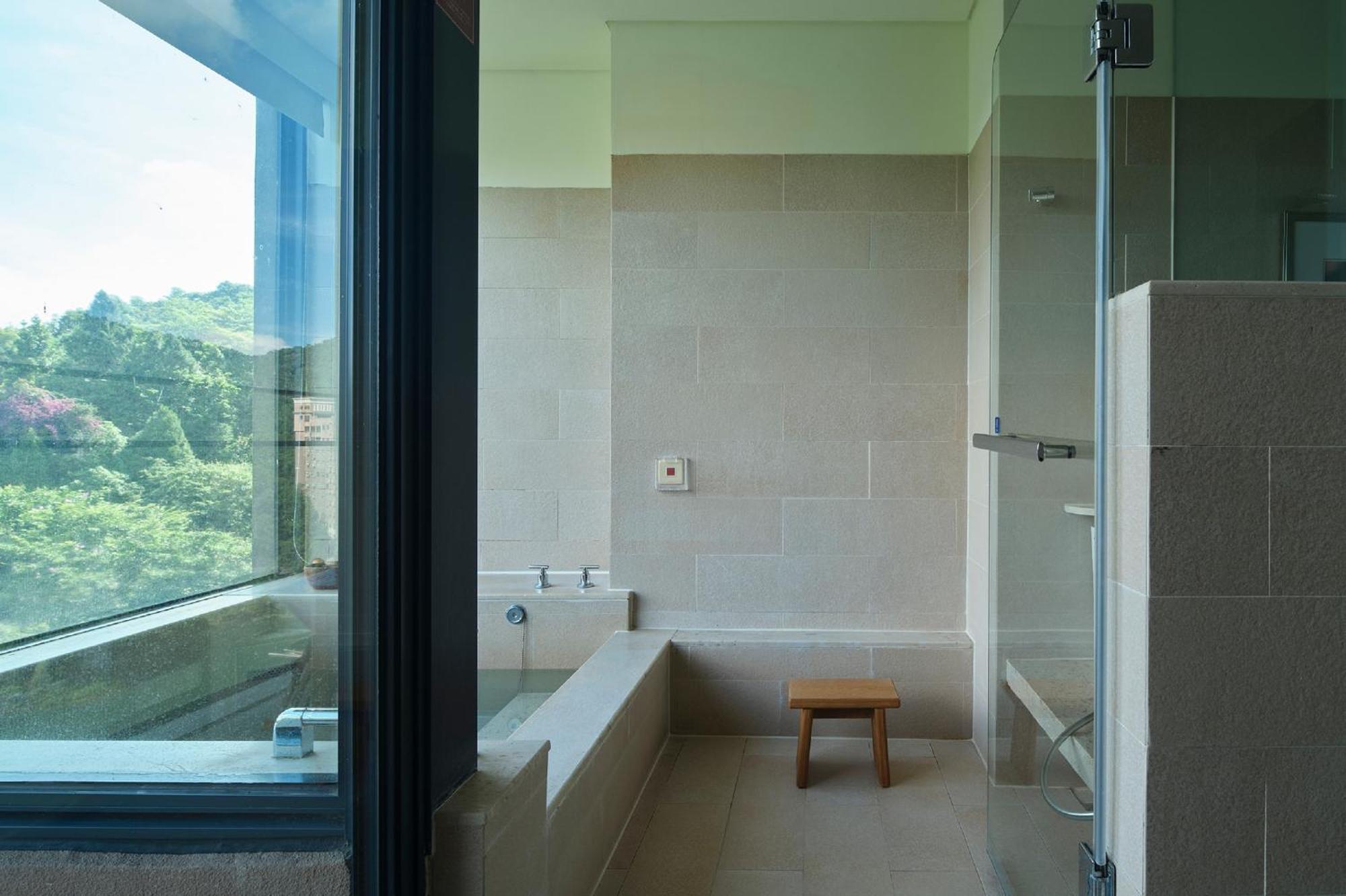 Fleur De Chine Hotel Yuchi Rum bild A modern Japanese bathroom