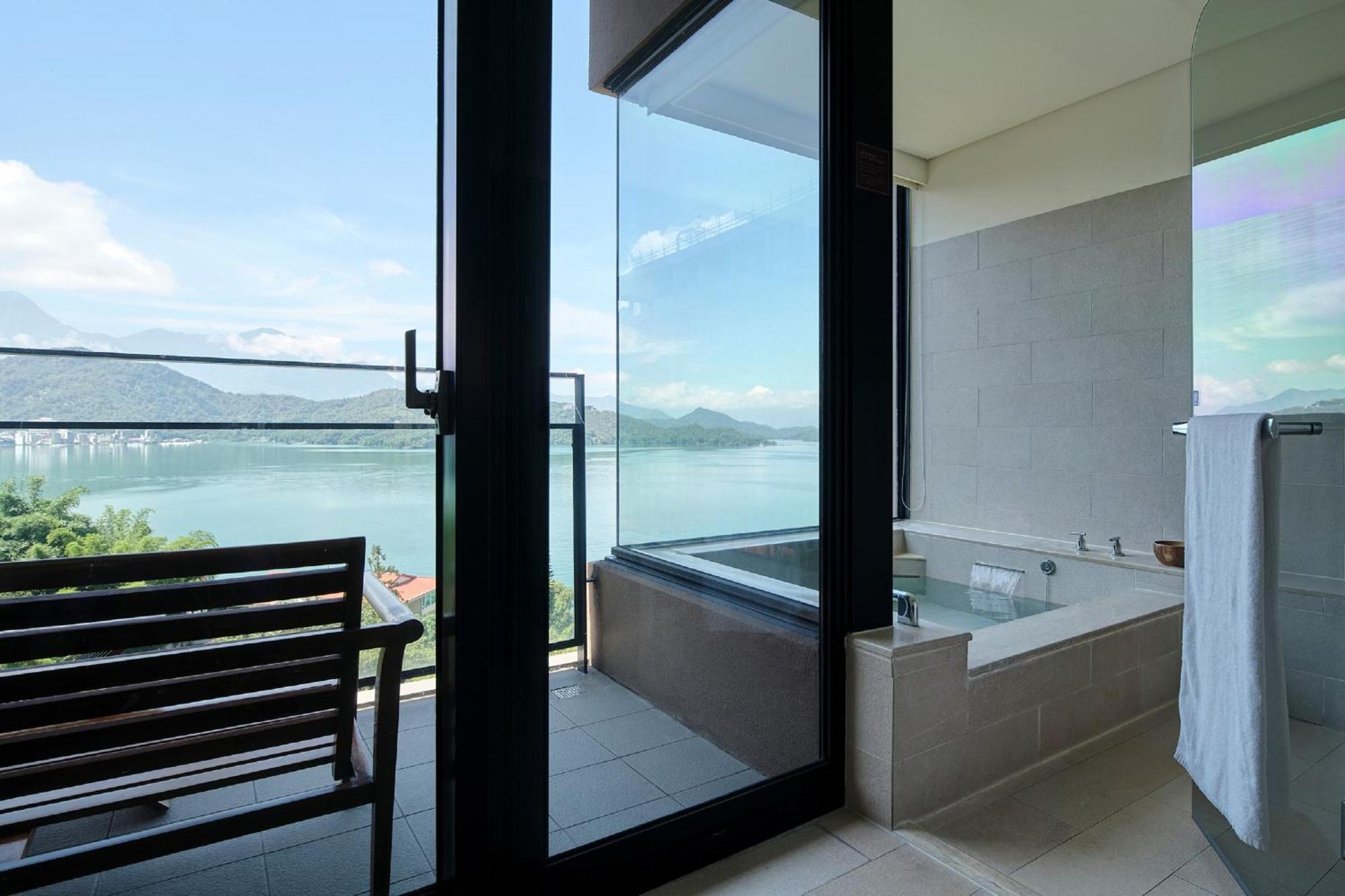 Fleur De Chine Hotel Yuchi Exteriör bild A modern Japanese bathroom