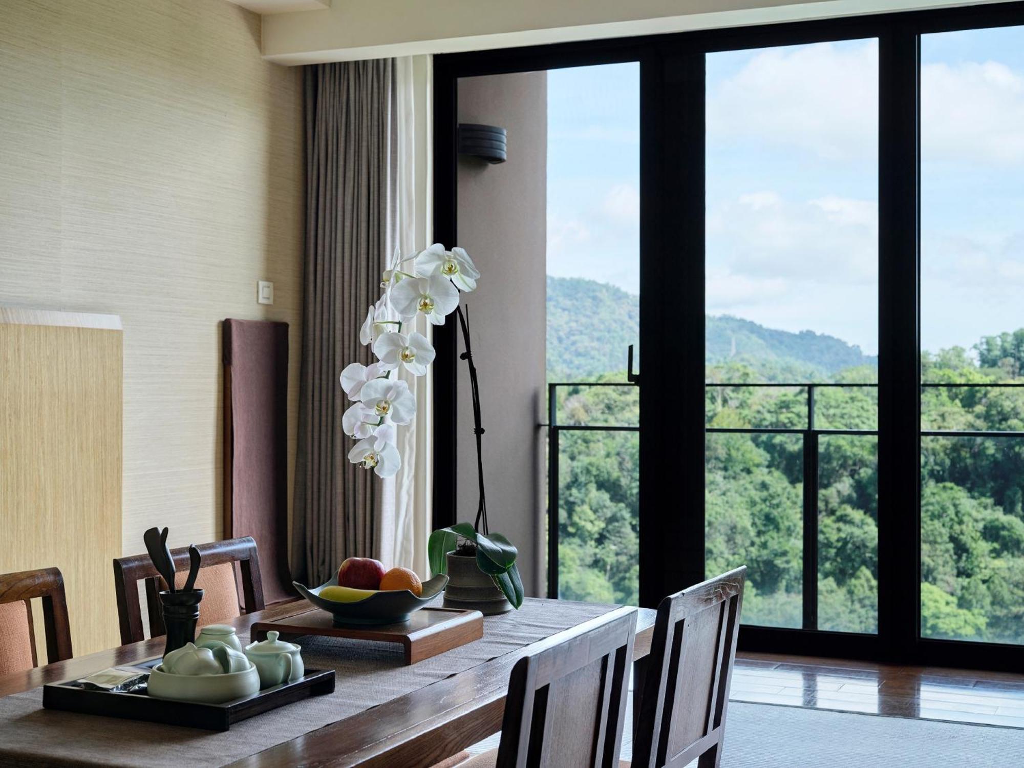 Fleur De Chine Hotel Yuchi Rum bild A view of the mountains from the hotel