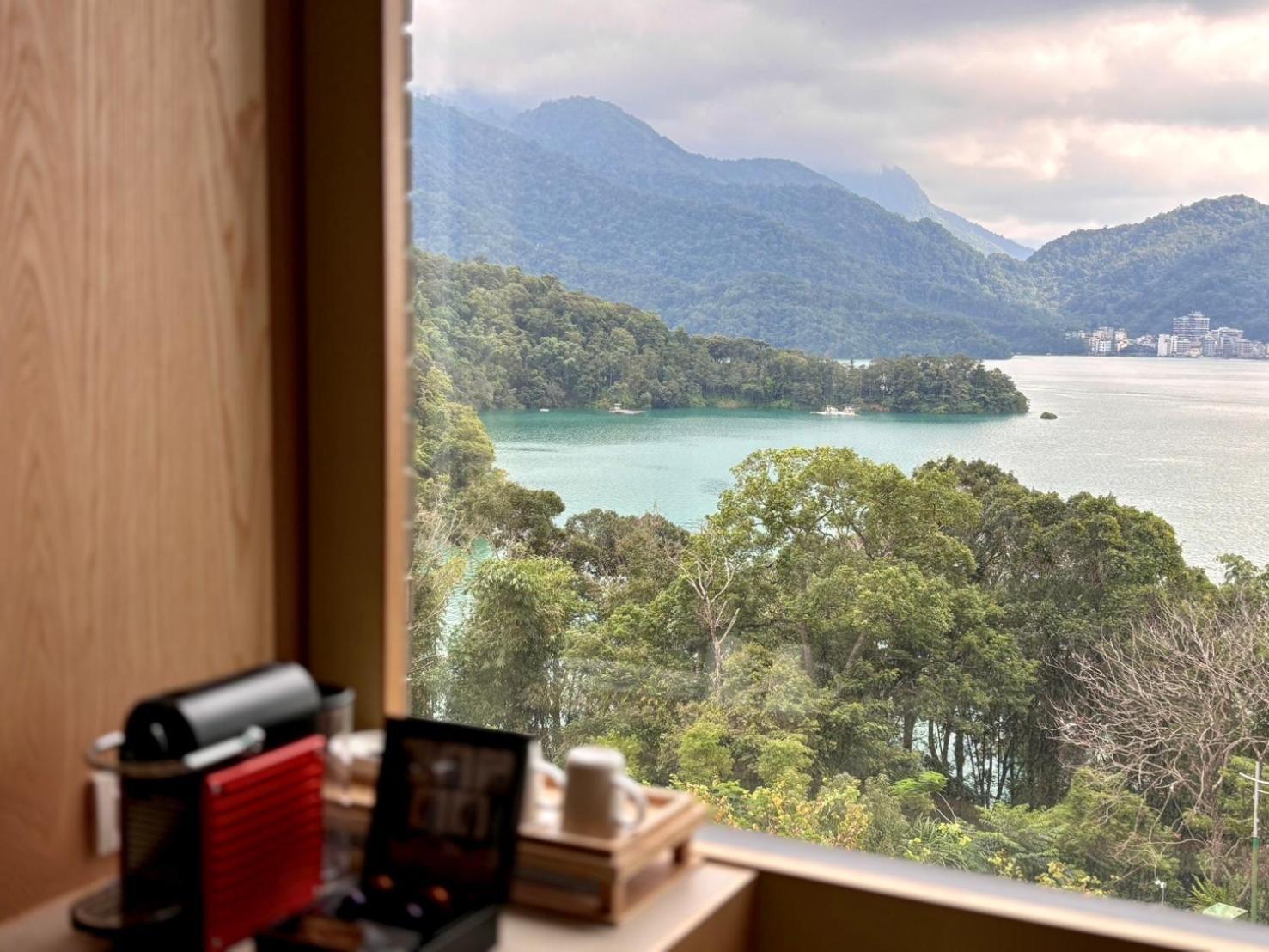 Fleur De Chine Hotel Yuchi Exteriör bild View of the lake from a hotel room