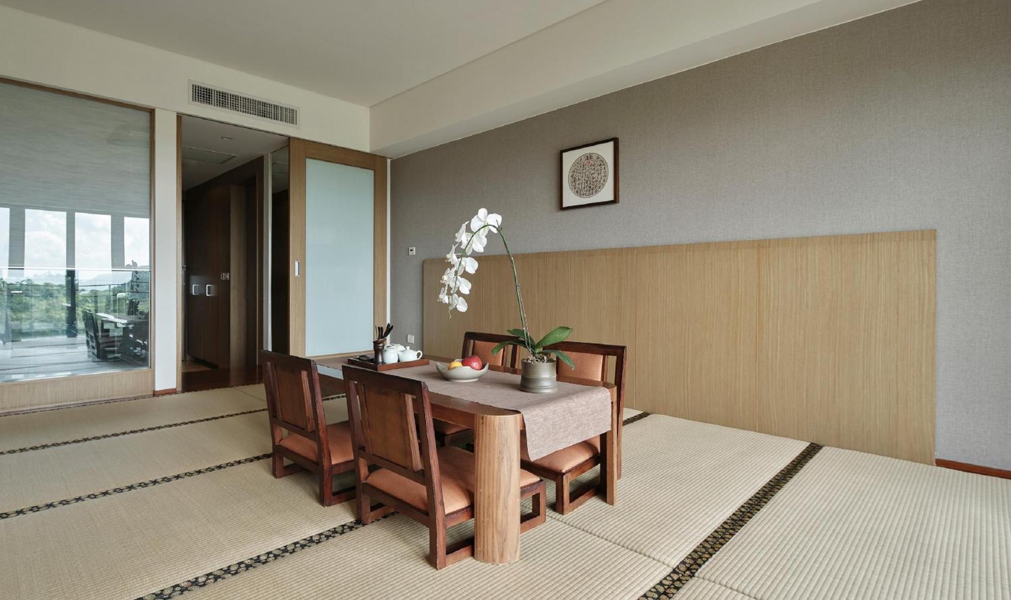 Fleur De Chine Hotel Yuchi Exteriör bild A dining room with tatami flooring